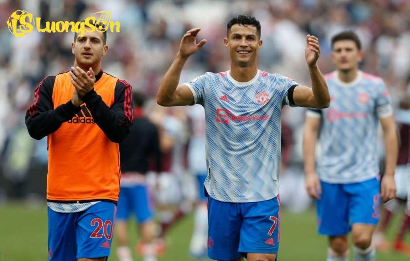 Dalot (trái) thừa nhận may mắn khi được thi đấu cùng Ronaldo. Ảnh: Getty