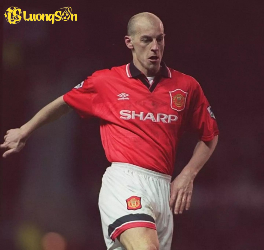 William Prunier thi đấu cho Man Utd vào tháng 12 năm 1995.