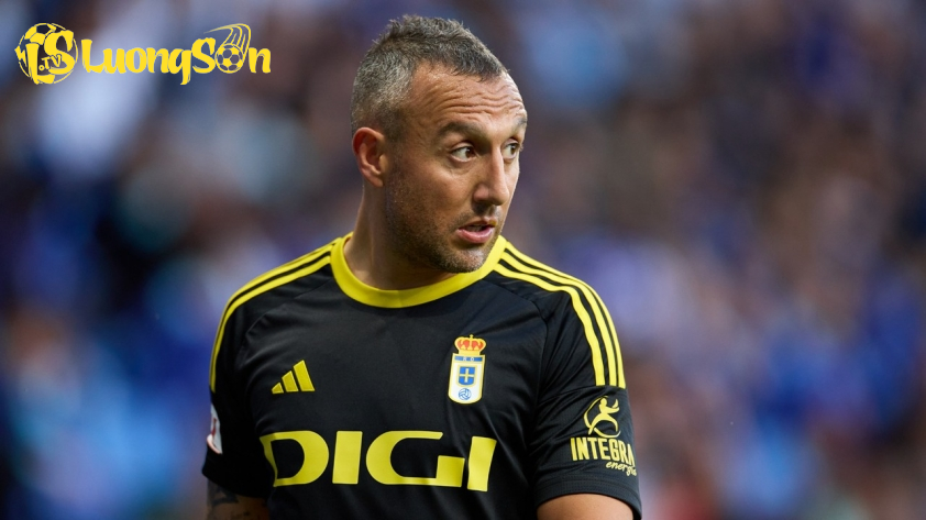 Santi Cazorla trong màu áo Real Oviedo ở tuổi 40. (Nguồn: Twitter)